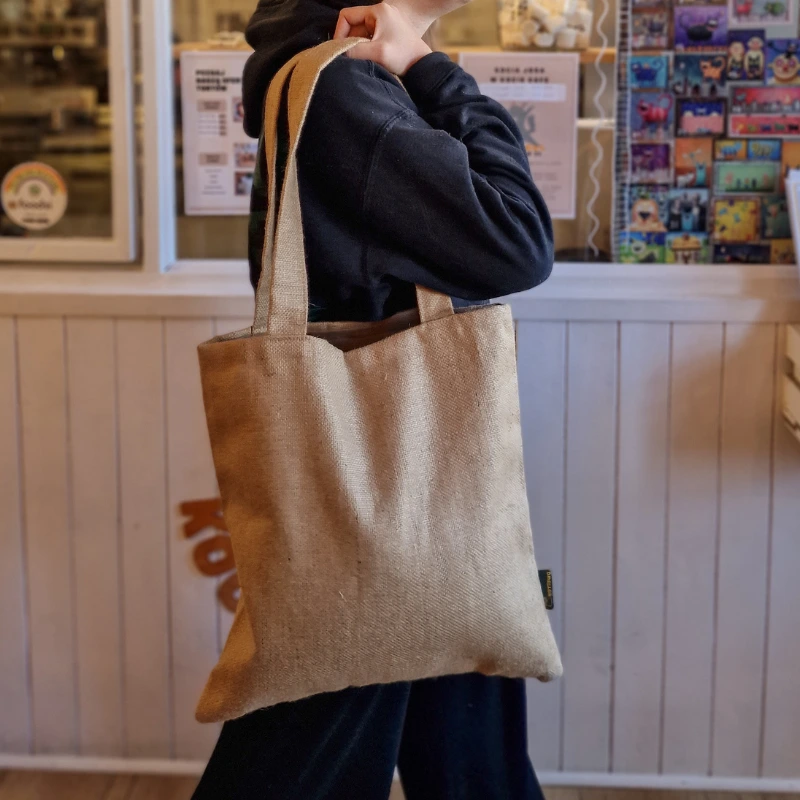 duza torba jutowa na prezent dla kociary kotiowo.webp