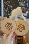 cat mom cat dad podstawka pod kubek ręcznie robiona prezent dla kociarza kotiowo