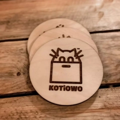 drewniana podstawka pod kubek dla kociarza kociary kotiowo.webp