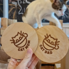 podstawka-drewniana-dla-kociarza-cat-mom-cat-dad-kotiowo.webp
